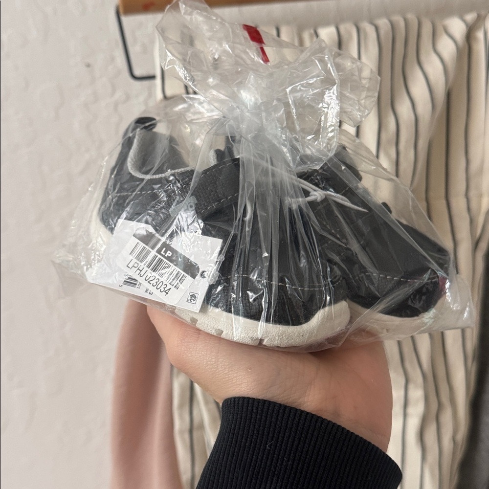 See Kai Run Basics Tenny Sneakers Black 4T Machine Washable Hook Loop Closure - Picture 2 of 3